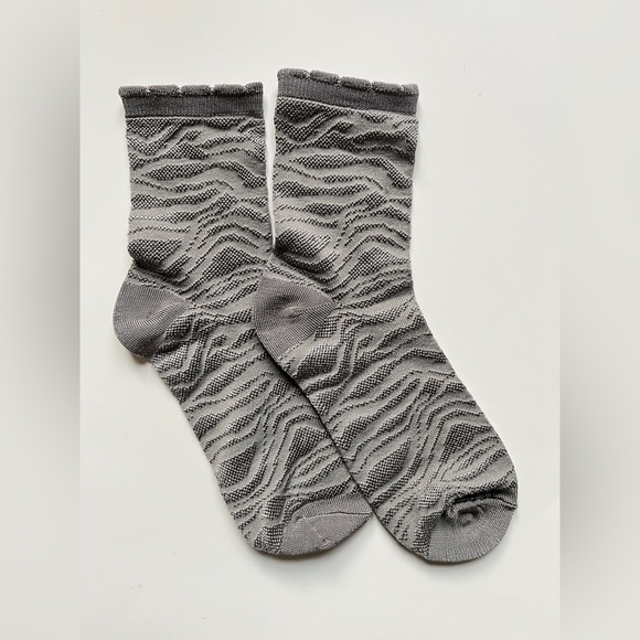 45r Gray Wave Pattern Socks - Picture 1 of 4